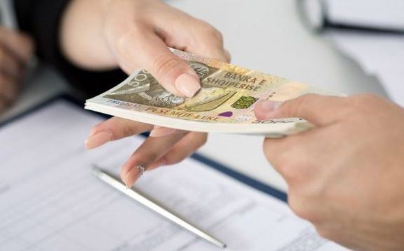 Bankat njoftojne qytetaret: Ja si te aplikoni per shtyrjen e kestit  te kredise